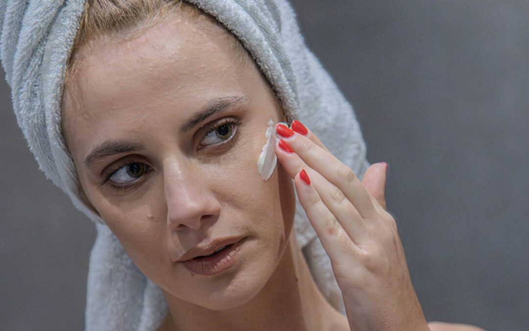 Жена нанася anti-age крем за лице като част от ежедневната си грижа